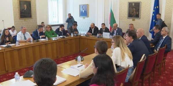 Започна заседанието на Комисията по външна политика в НС На